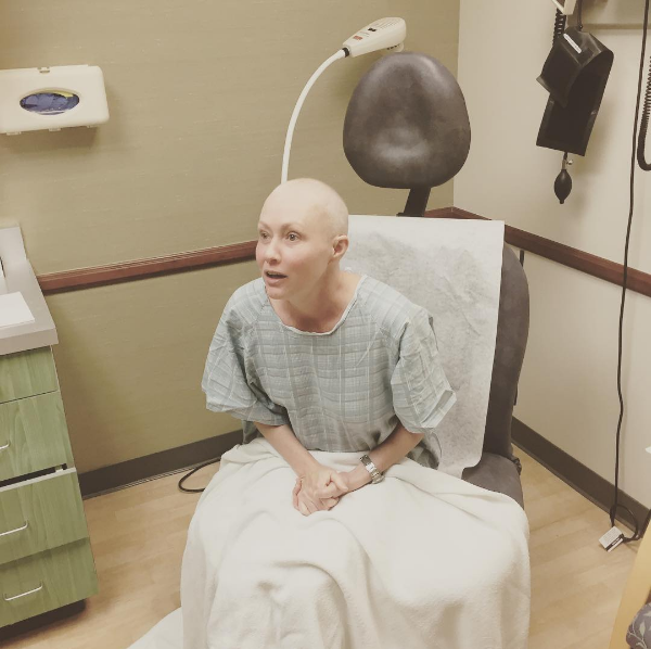 A atriz Shannen Doherty em seu tratamento (Foto: Instagram)