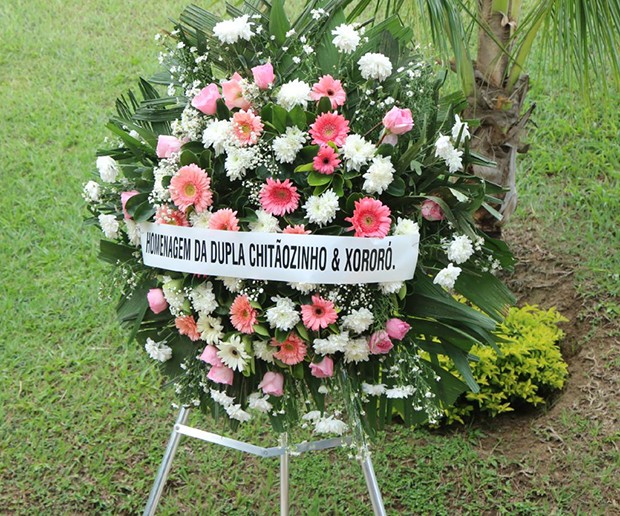 Famosos enviam coroas de flores (Foto: Daniel Pinheiro/AgNews) Famosos enviam coroas de flores (Foto: Daniel Pinheiro/AgNews)