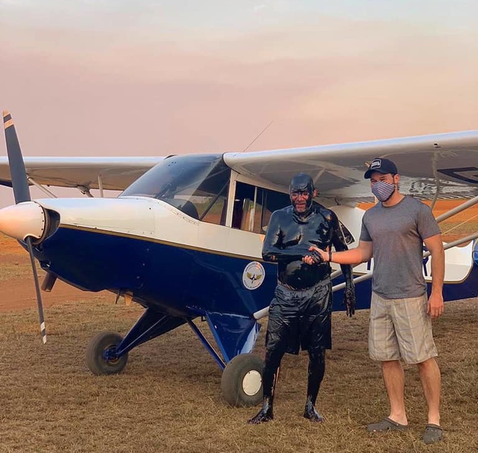 Valdir passou pelo tradicional banho de óleo após concluir o curso de piloto privado — Foto: Reprodução/Redes sociais