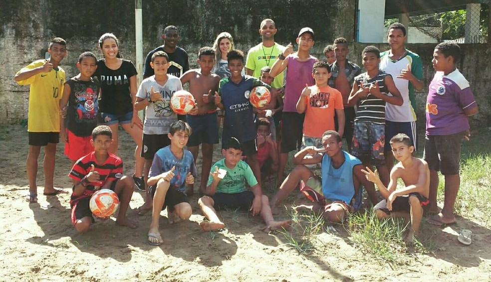 Time de futebol do Projeto Namaskar em Ubatuba  — Foto: Matheus Prado