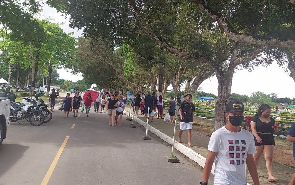 Fluxo de visitantes no Tarumã, zona oeste de Manaus .  — Foto: Karla Mendes/ g1 AM 