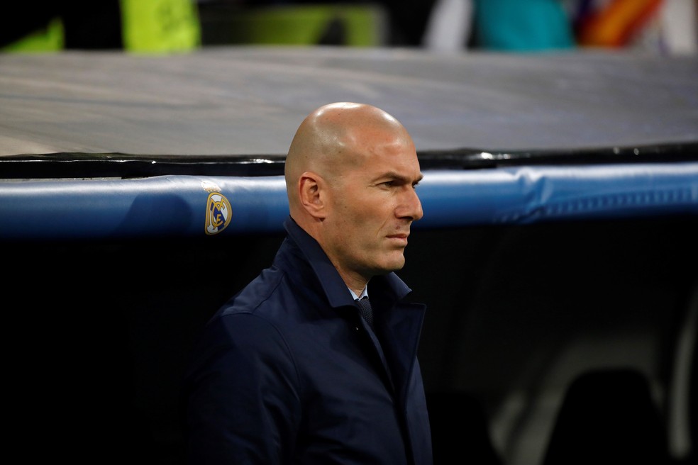 Zidane observa a partida atento do banco de reservas (Foto: EFE/Juanjo Martín)