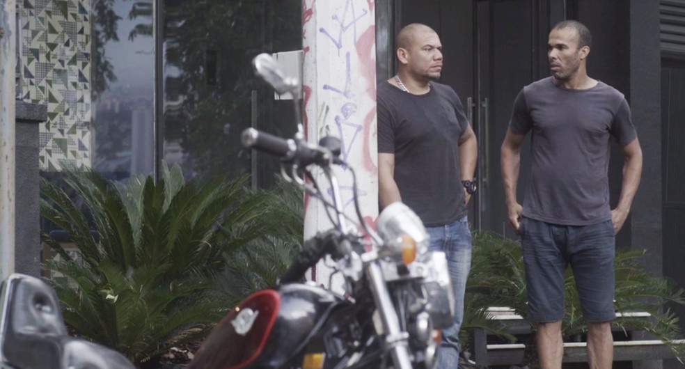 Dois caras sabotam a moto de Samuca — Foto: TV Globo
