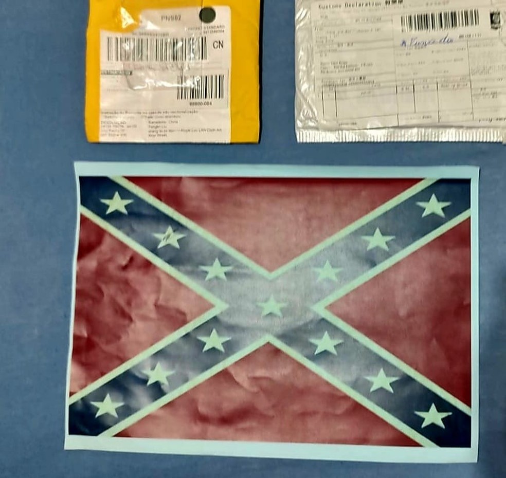 Posters da bandeira dos Estados Confederados dos EUA também foram apreendidos em Rio Branco — Foto: Arquivo/Polícia Civil do Acre