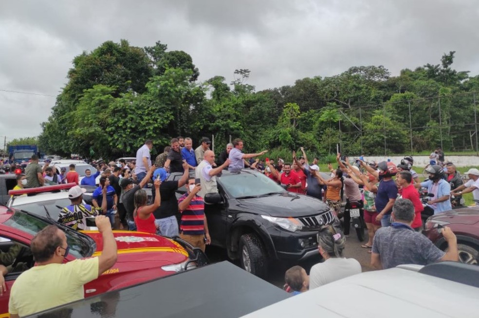 O presidente Jair Bolsonaro visitou Sena Madureira e causou aglomeração na quarta-feira (24) — Foto: Quésia Mel/Rede Amazônica