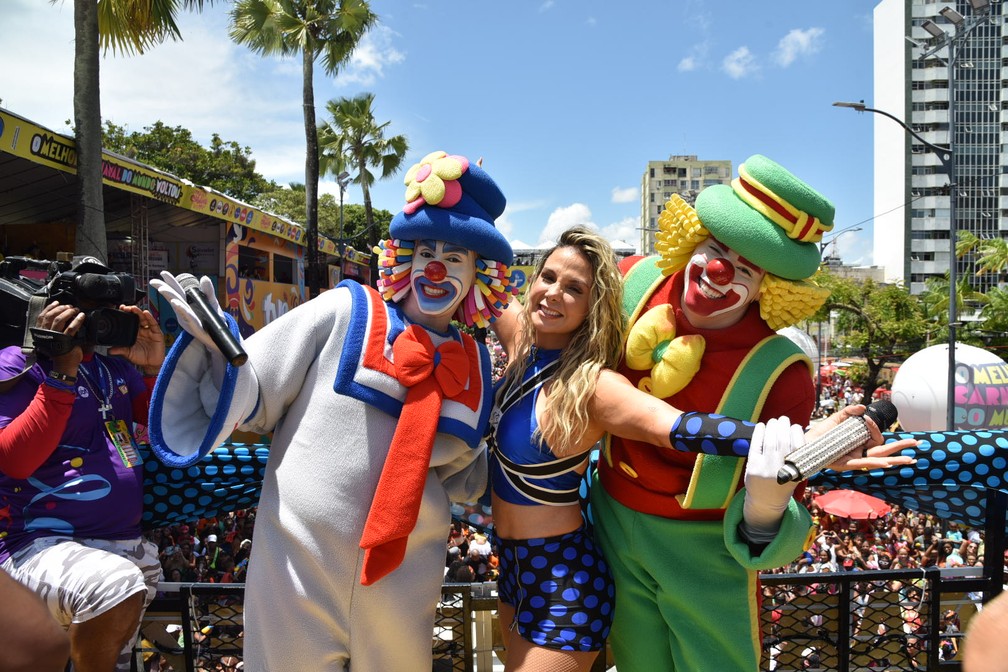 Carla Perez anima crianças no carnaval de Salvador vestida com histórico figurino do grupo — Foto: Sérgio Pedreira/Ag. Haack