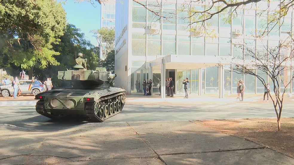 Veículo blindado na frente de Ministério da Defesa, na manhã desta terça-feira (10), em Brasília — Foto: TV Globo/Reprodução
