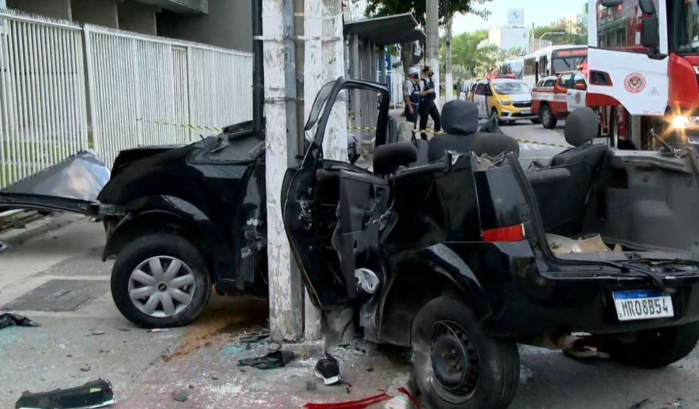 Dois jovens morreram e quatro ficaram feridos após carro bater em poste em Vitória — Foto: Reprodução/TV Gazeta