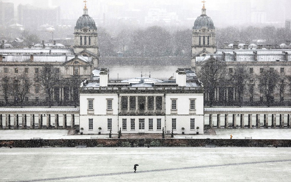 Pedrestre caminha pela neve em Greenwich Park, perto do Museu Nacional Marítimo, em Londres, neste domingo (Foto: Simon Dawson/Reuters)