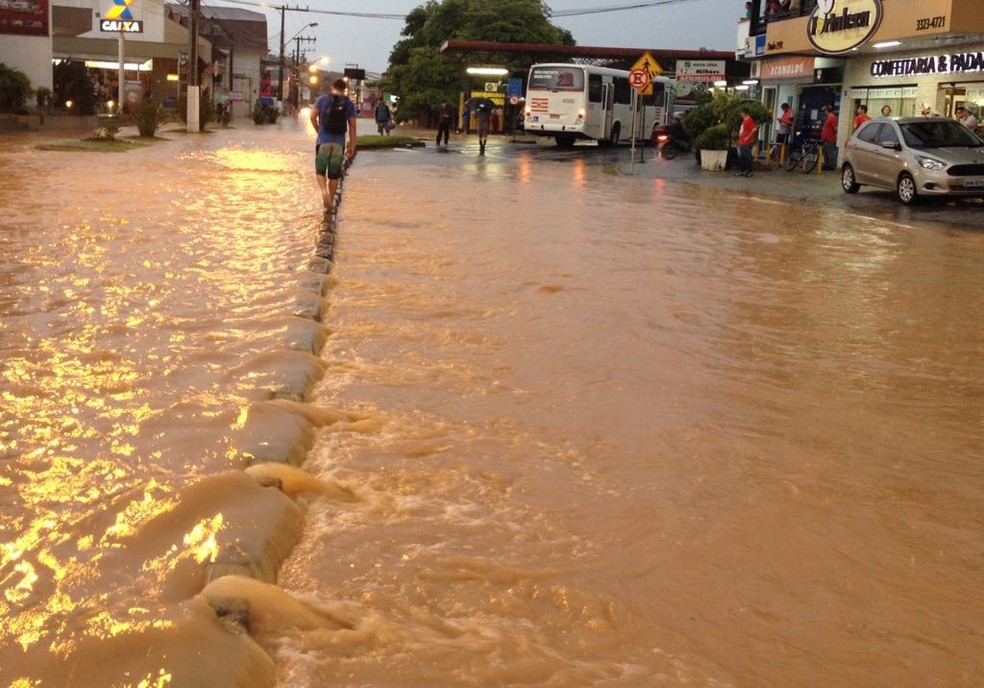 ruas alagadas em blumenau - Bairros de Joinville ficam totalmente alagados após temporal
