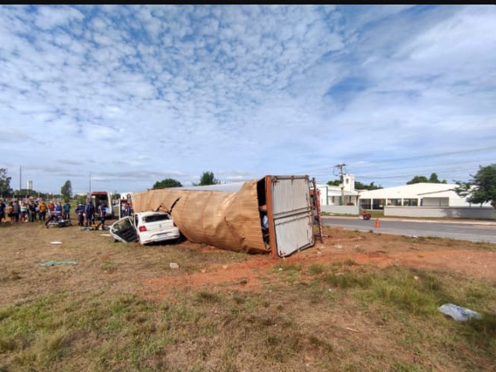Caminhão caiu em cima de carro de passeio na Rodovia Mario Andreazza em Várzea Grande (MT) — Foto: Divulgação
