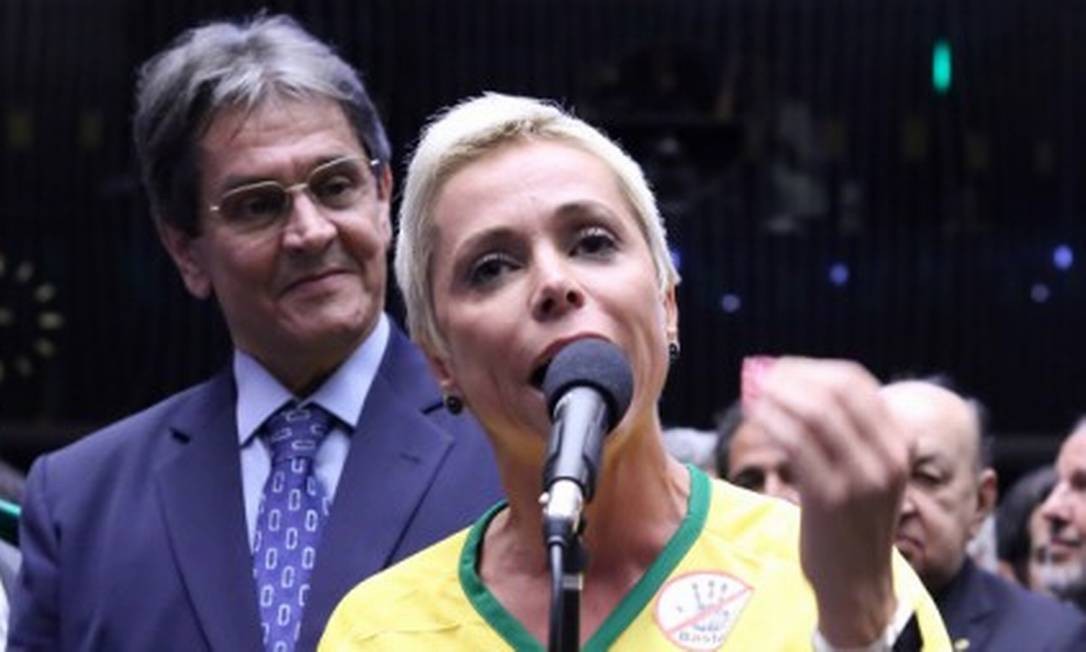 A ex-deputada Cristhiane Brasil sob os olhares do pai, Roberto Jefferson, na Câmara dos Deputados 