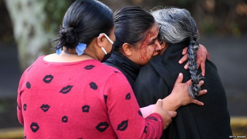 Familiares de vítima da violência no México se desesperam após crime (Foto: Getty Images via BBC News)