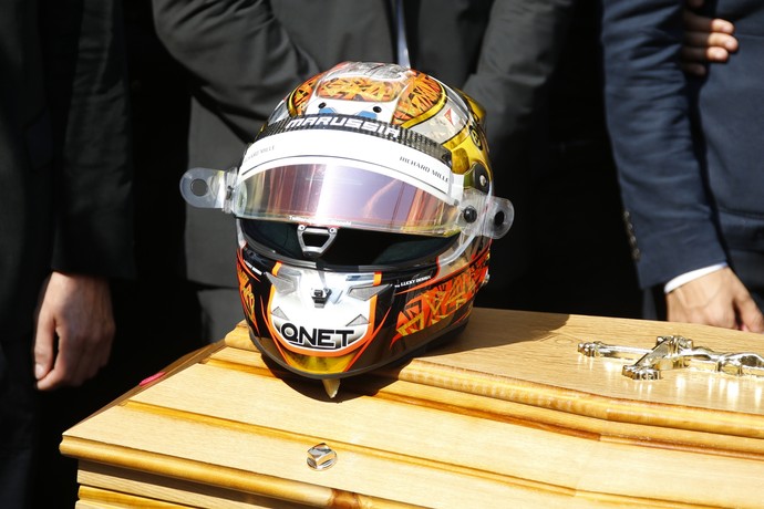 Capacete de Jules Bianchi ficou em cima do caixão do piloto francês (Foto: AFP)