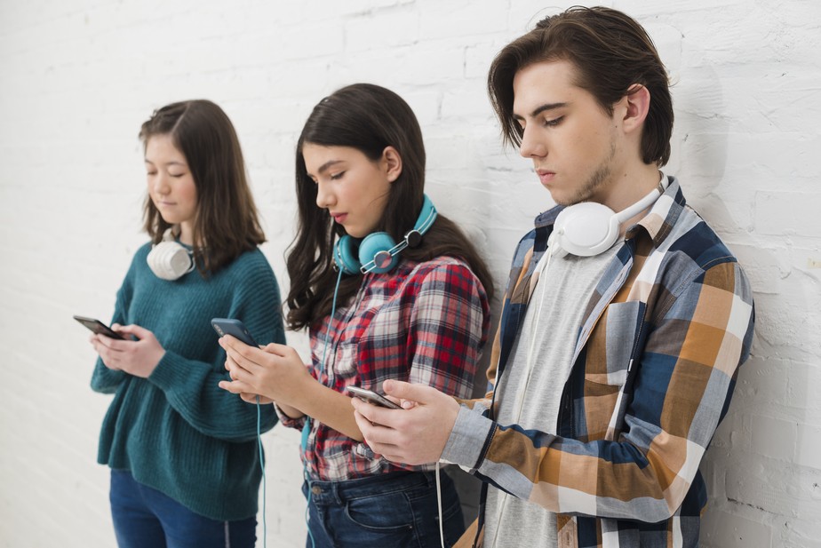 Adolescentes olhando no celular