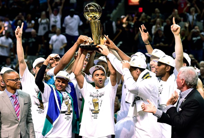 San Antonio Spurs campeão NBA taça (Foto: Reuters)