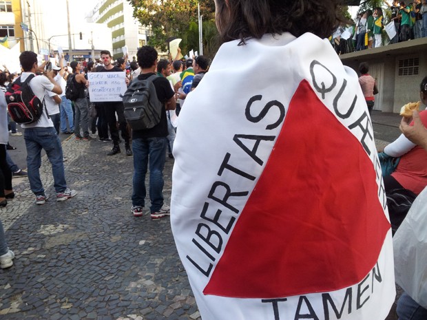 Manifestantes usam bandeiras do Brasil e de Minas Gerais em Varginha (Foto: Samantha Silva / G1)