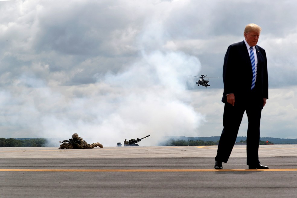 Foto de arquivo - Donald Trump em 2018 durante demonstração com as tropas da 10ª Divisão de Montanha do Exército dos EUA — Foto: Carlos Barria/Reuters/Arquivo