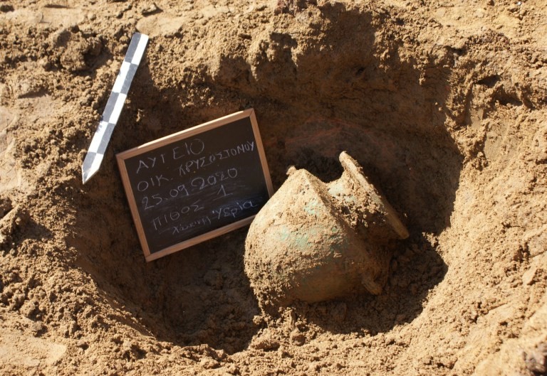 Urna de bronze está entre os achados mais importantes dentro das tumbas em antiga necrópole grega (Foto: Reprodução/https://ilia-olympia.org/)