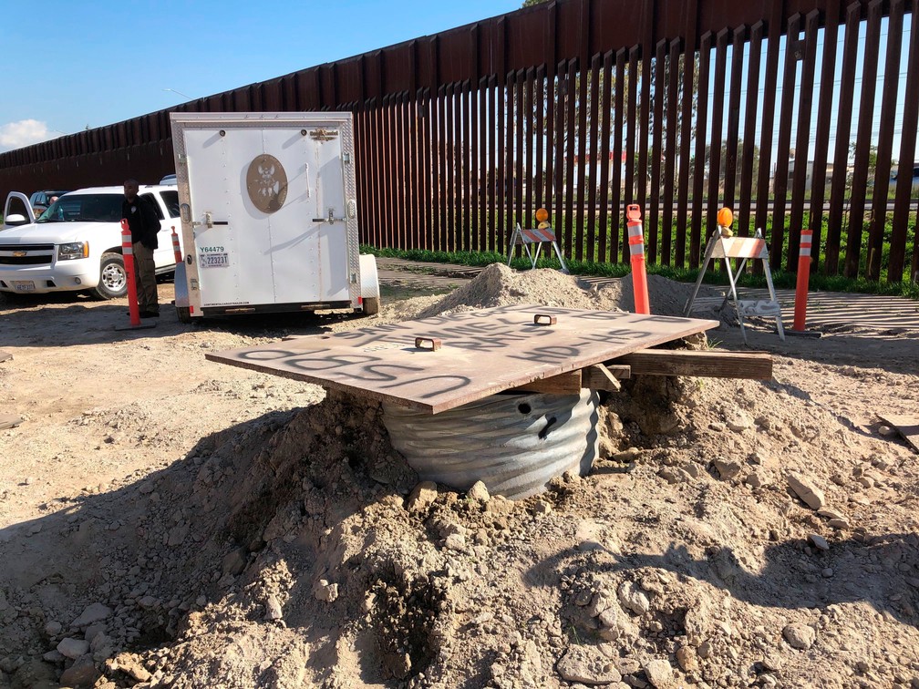 Acesso coberto do túnel encontrado na fronteira entre EUA e México — Foto: Elliot Spagat/ AP