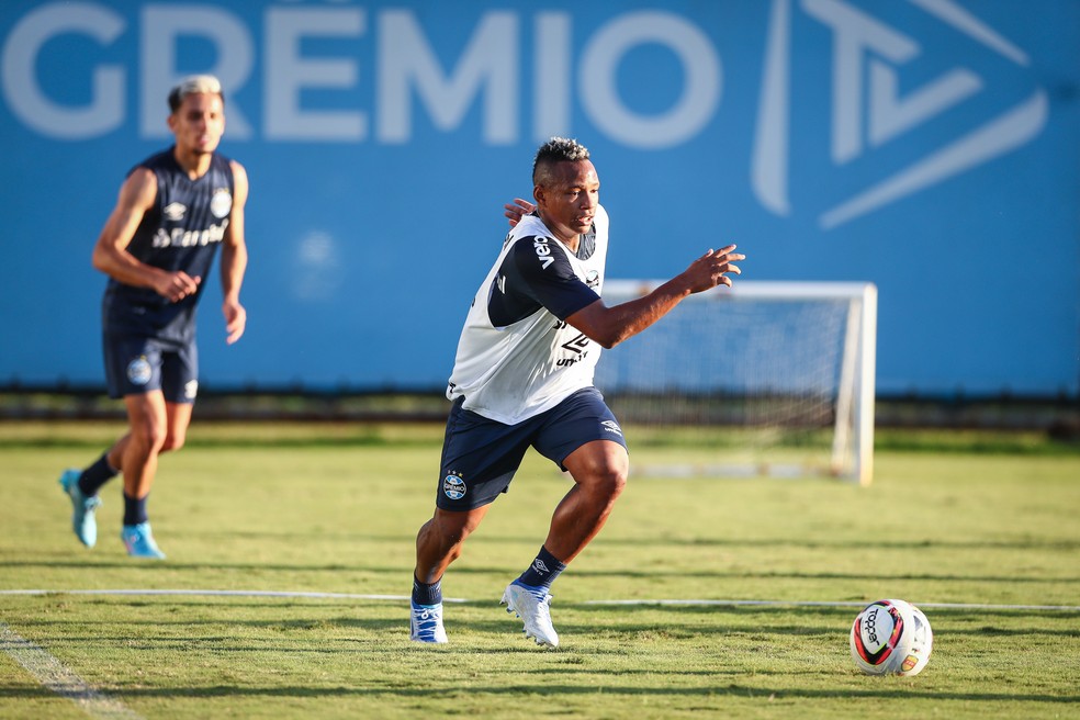 Gabriel Teixeira e Campaz em treino do Grêmio — Foto: Lucas Uebel/Grêmio