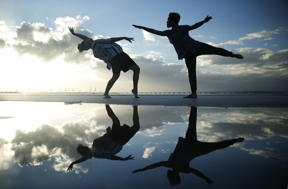 19 de junho - Luyd de Souza Carvalho e Marllon Araújo são refletidos pela água enquanto dançam posando para fotos no Rio de Janeiro. Os dois bailarinos foram selecionados entre quase dois mil candidatos e conquistaram duas vagas em uma escola internacional de dança na Bélgica — Foto: Marcos Serra Lima/G1