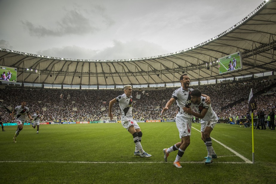 Getúlio comemora com Nenê o gol do Vasco sobre o Cruzeiro no Maracanã