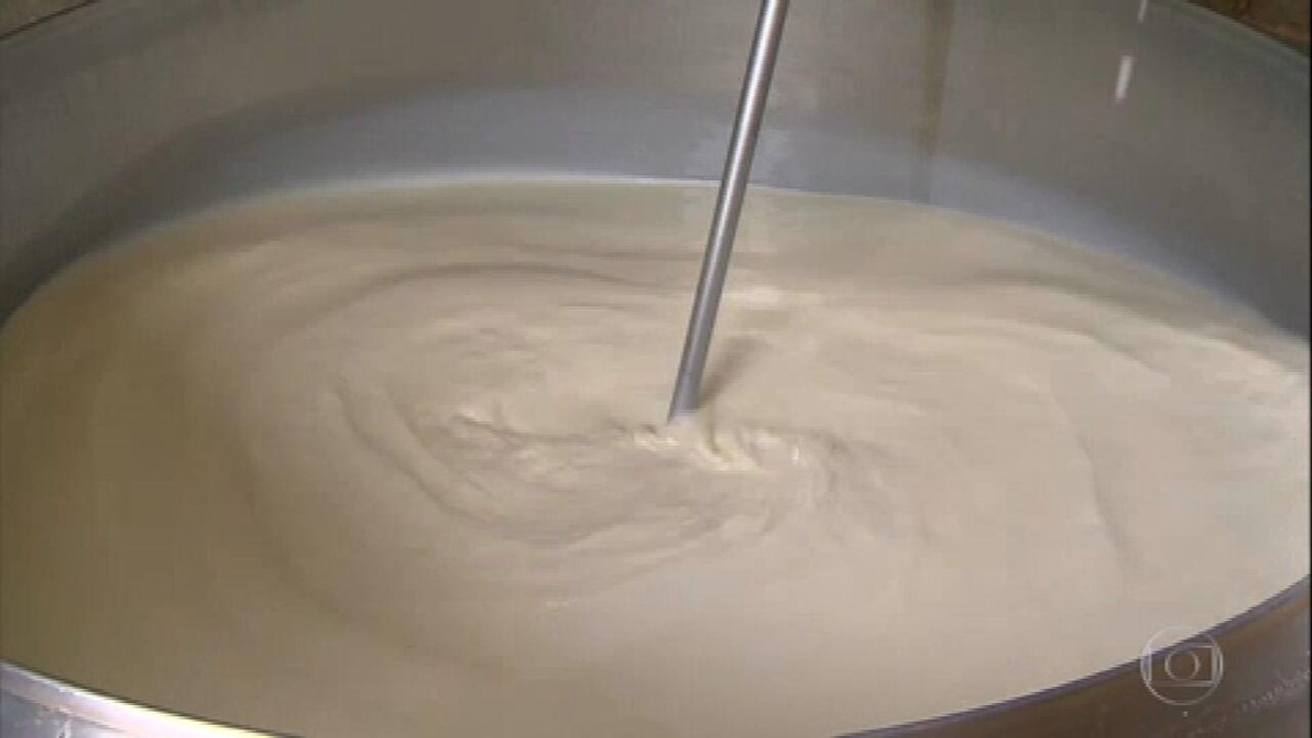 Criadores estão recebendo menos de R$ 2 pelo litro de leite em MG thumbnail