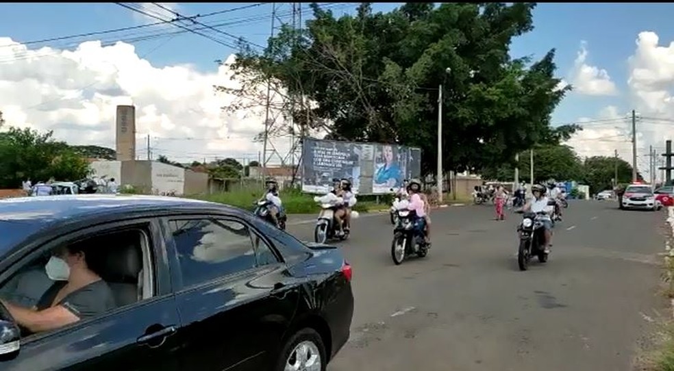 Manifestação foi feita em carreta pelas ruas de Penápolis — Foto: Ivan Ambrósio/Jornal Interior