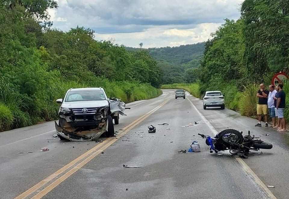 Com criança na garupa, motociclista morre após bater em caminhonete na BR-494, em Divinópolis