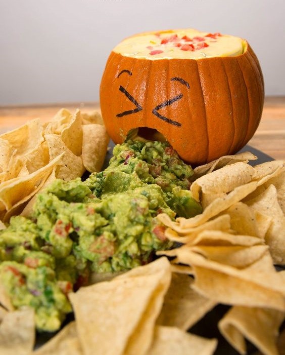 Abóbora que "vomita" molho é ideia de décor mais incrível para Halloween  (Foto: Pinterest/Reprodução)