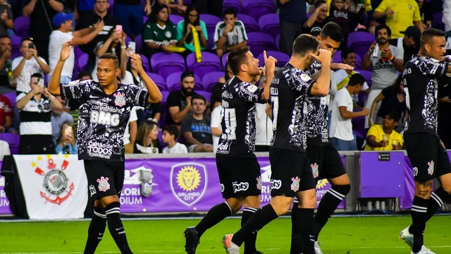 Jogadores do Corinthians comemoram gol contra o Atlético Nacional