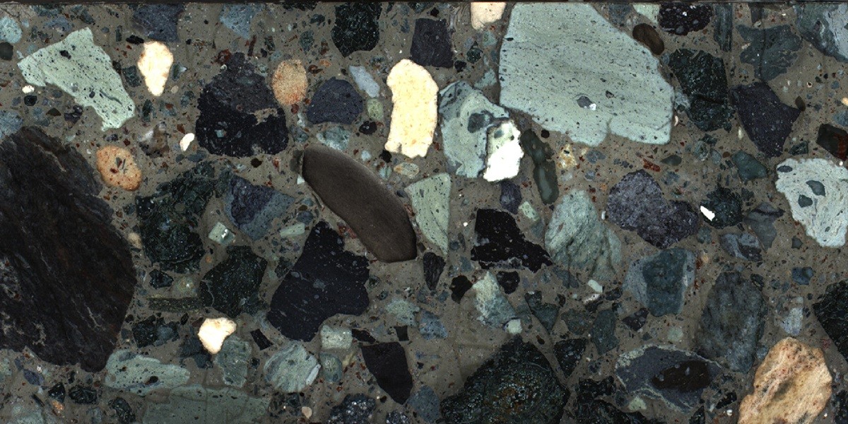 Parte dos fragmentos geológicos estudados pela equipe (Foto: International Ocean Discovery Program)