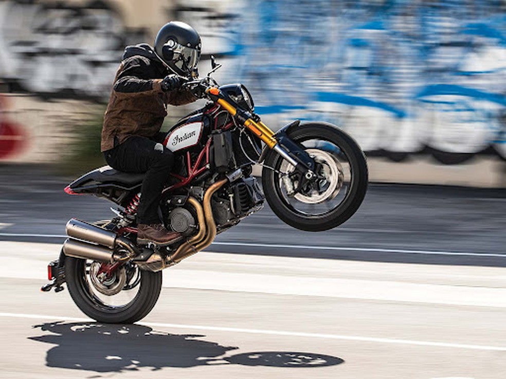 Gosta de dar "grau" de motocicleta? Você pode ser multado em R$ 293,47 e perder a habilitação — Foto: Divulgação