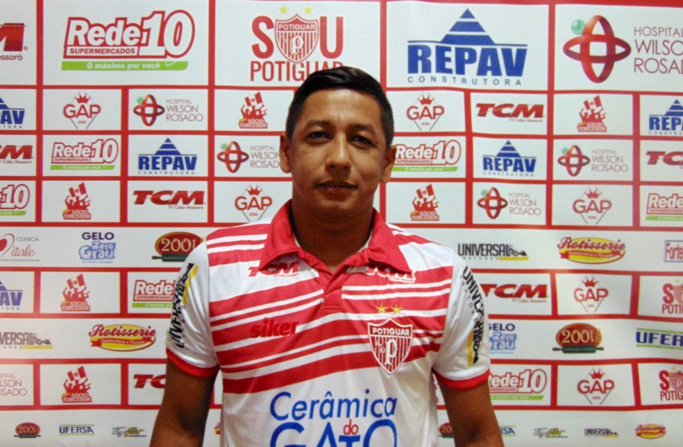Wanderley foi anunciado pelo Potiguar de Mossoró. Será o quarto time do RN na carreira do atacante (Foto: Marcelo Diaz/Potiguar de Mossoró)