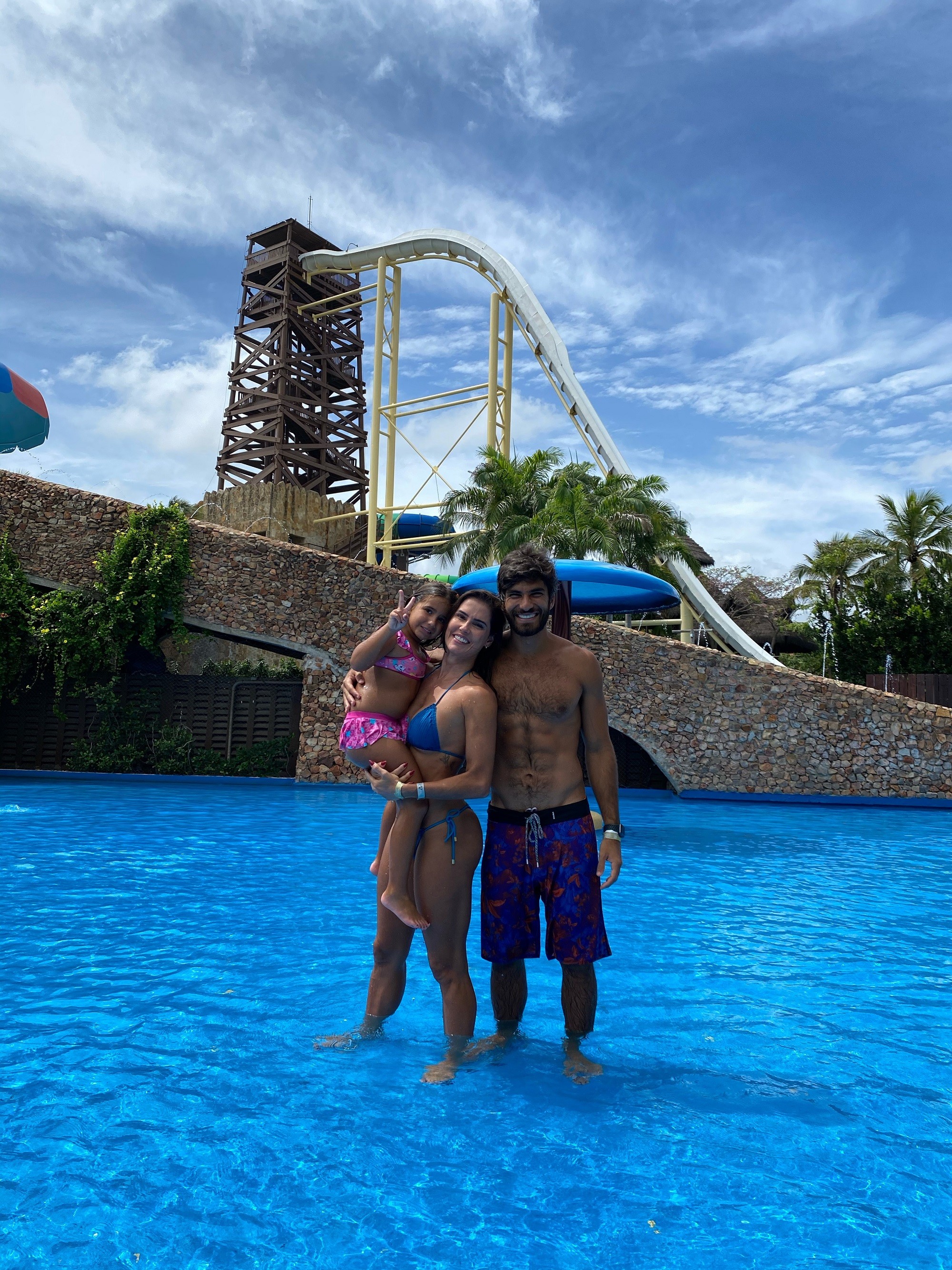 Deborah Secco curte férias com Maria Flor e Hugo Moura (Foto: Divulgação)