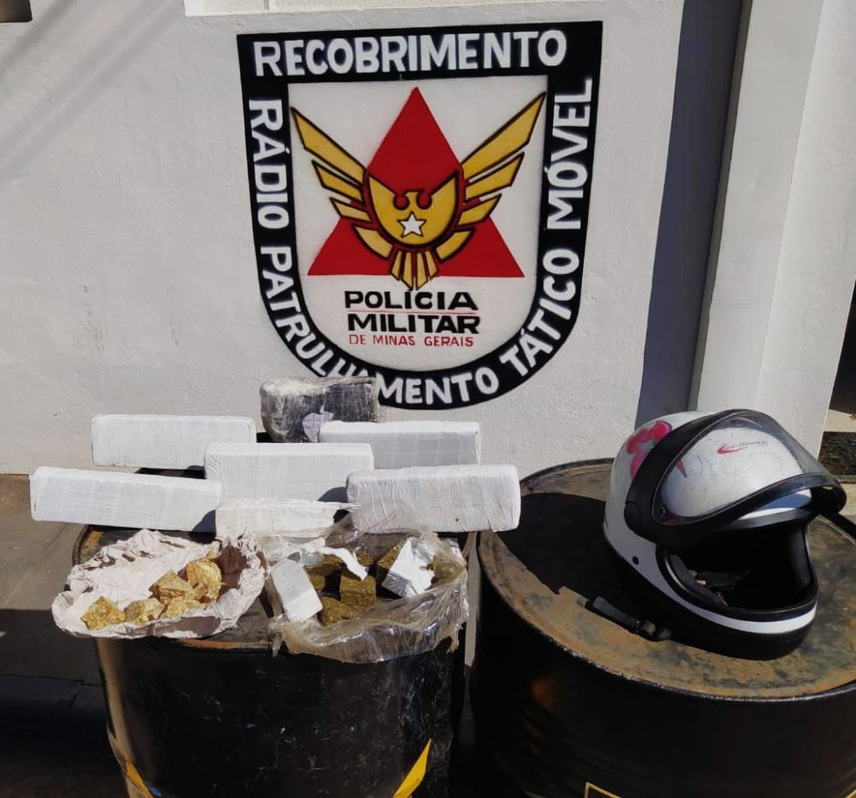 PM apreende drogas enterradas na área de mata que margeia o Anel Rodoviário, em Montes Claros