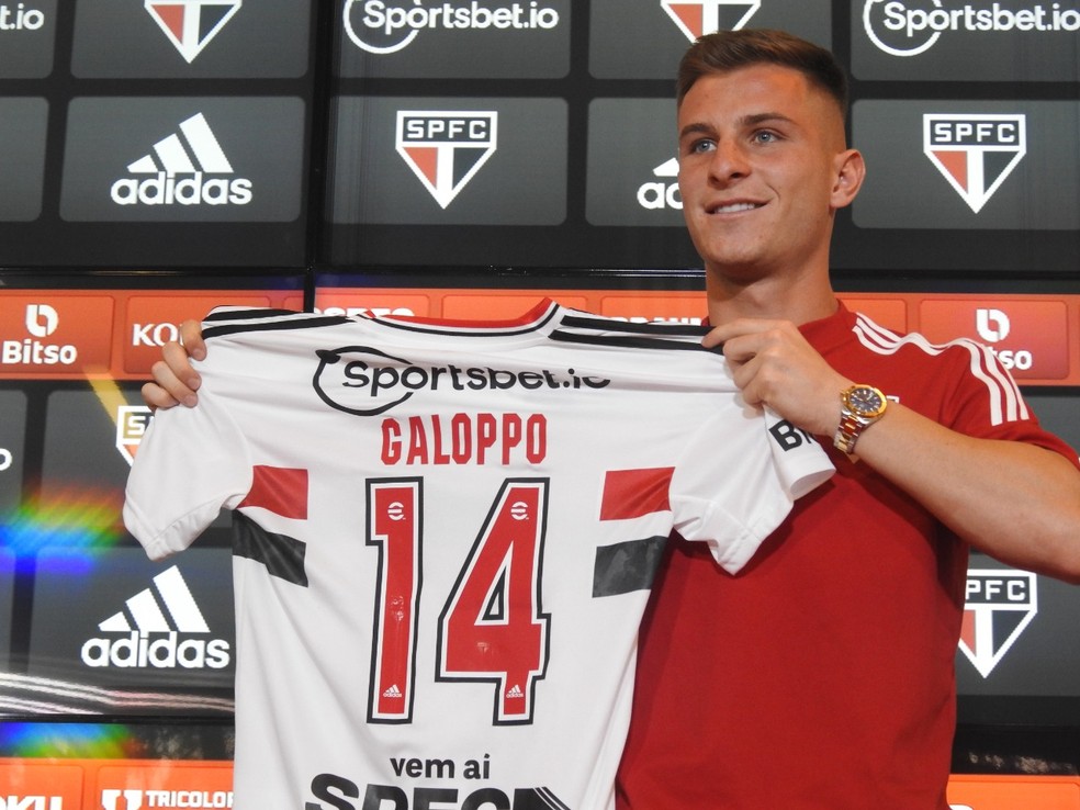 Galoppo recebe a camisa 14 na apresentação no São Paulo — Foto: Eduardo Rodrigues