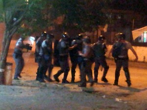 Força Tática enfrenta manifestantes em São Vicente, SP (Foto: Ivair Vieira Jr/G1)