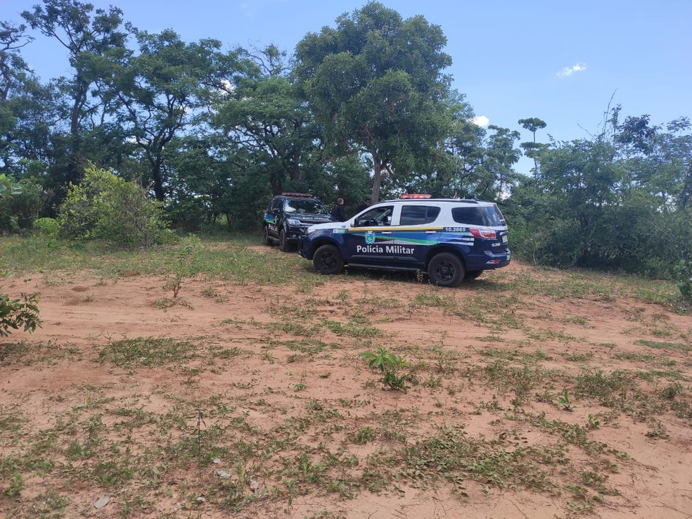 Polícia está em lago onde mulher foi encontrada boiando, em Bataguassu (MS).  Foto: Cenário MS