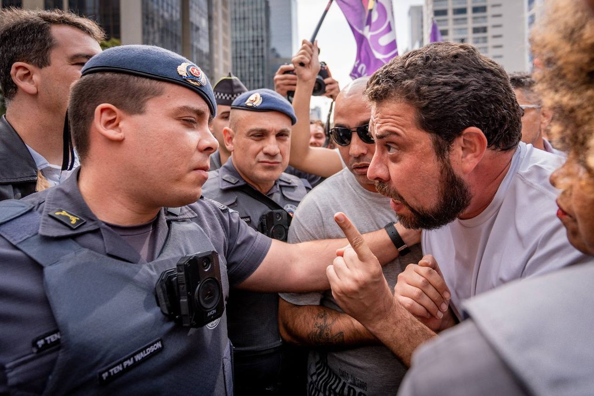 Campanha de Boulos: PM que tentou prender candidato apoia Bolsonaro nas redes sociais