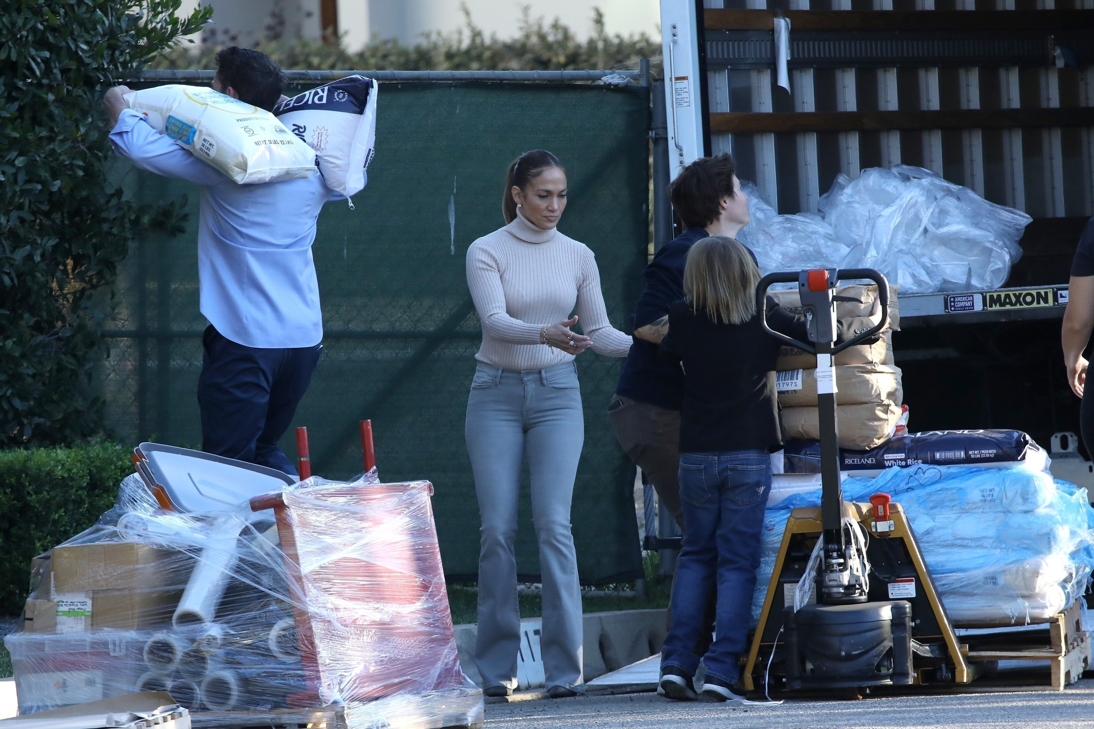 Ben Affleck e Jennifer Lopez unem os filhos e arrecadam alimentos para a caridade (Foto: The Grosby Group)