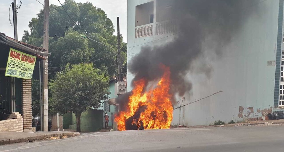 Carro pegou fogo logo após ser retirado de garagem, segundo a motorista do veículo (Foto: Amanda Teodoro/G1)