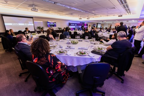 Enquanto o jantar era servido, os convidados participavam de discussões sobre o papel das organizações e dos líderes na criação de um Brasil mais inovador (Foto: Fabio Chialastri)
