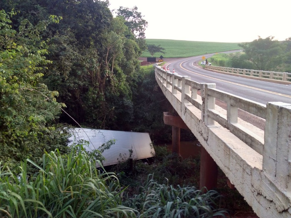 Por pouco o motorista nÃ£o caiu no Rio Couro de Boi, na PR-323  (Foto: DionÃ­sio Mathias/Arquivo pessoal )