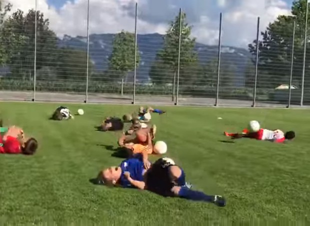 Os meninos se jogam no chão, imitando Neymar (Foto: Reprodução/ Youtube)