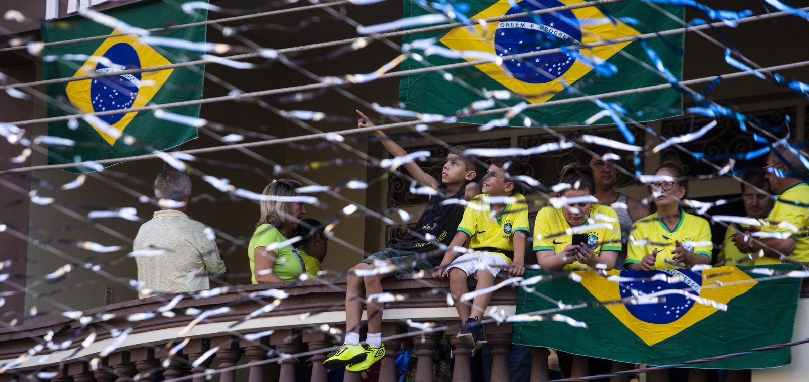 Apoiadores usam símbolos nacionais para apoiar o presidente Bolsonaro — Foto: Maria Isabel Oliveira/Agência O Globo