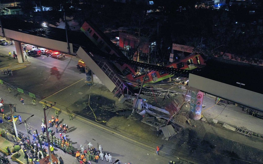 Imagem aérea mostra região de acidente de trem do metrô depois que um viaduto desabou parcialmente na Cidade do México — Foto: Pedro Pardo/AFP