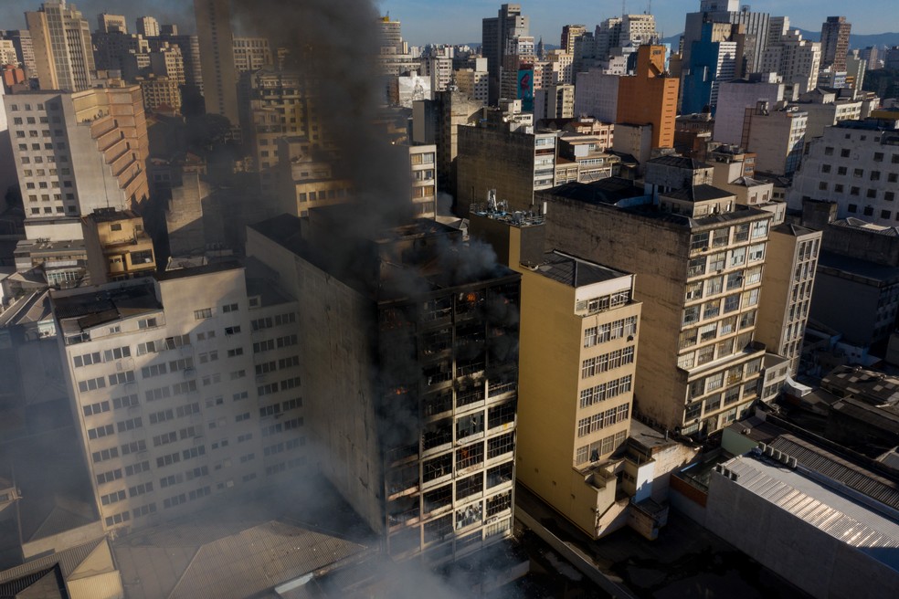 Incêndio atinge quatro imóveis no centro de SP — Foto: FELIPE RAU/ESTADÃO CONTEÚDO