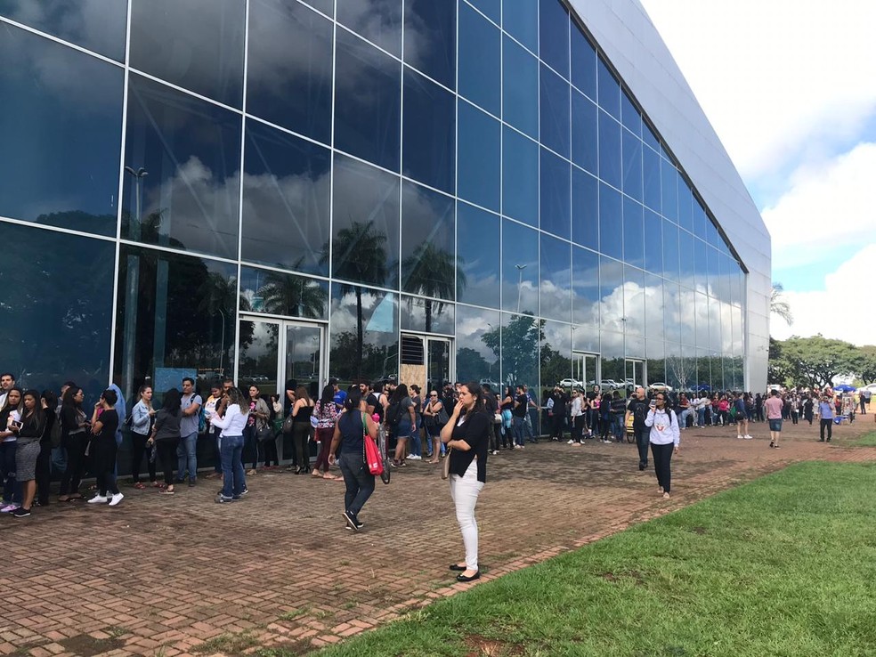 Fãs fazem fila no Centro de Convenções para compra de ingressos — Foto: Marília Marques